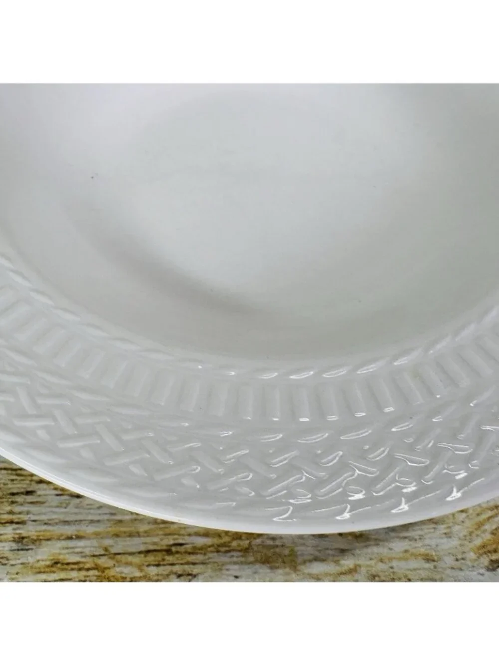 Livingquarters LIQ10 White Embossed Basketweave Rimmed 9